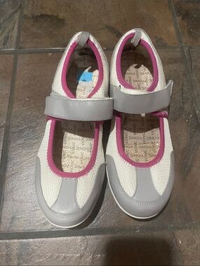 Vionic Girls Gray and Pink Mary Jane Sneakers